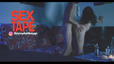 Simpatična učenka s svojim fantom